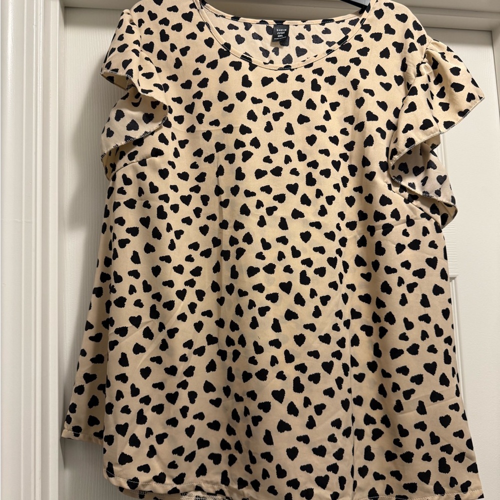 SHEIN Curve Black and Cream Heart Print Top